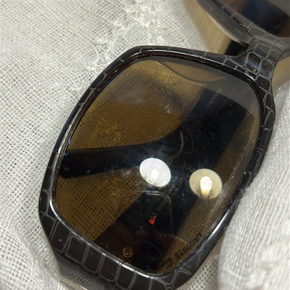 Lacoste sunglasses with a case - Picture 4 of 15